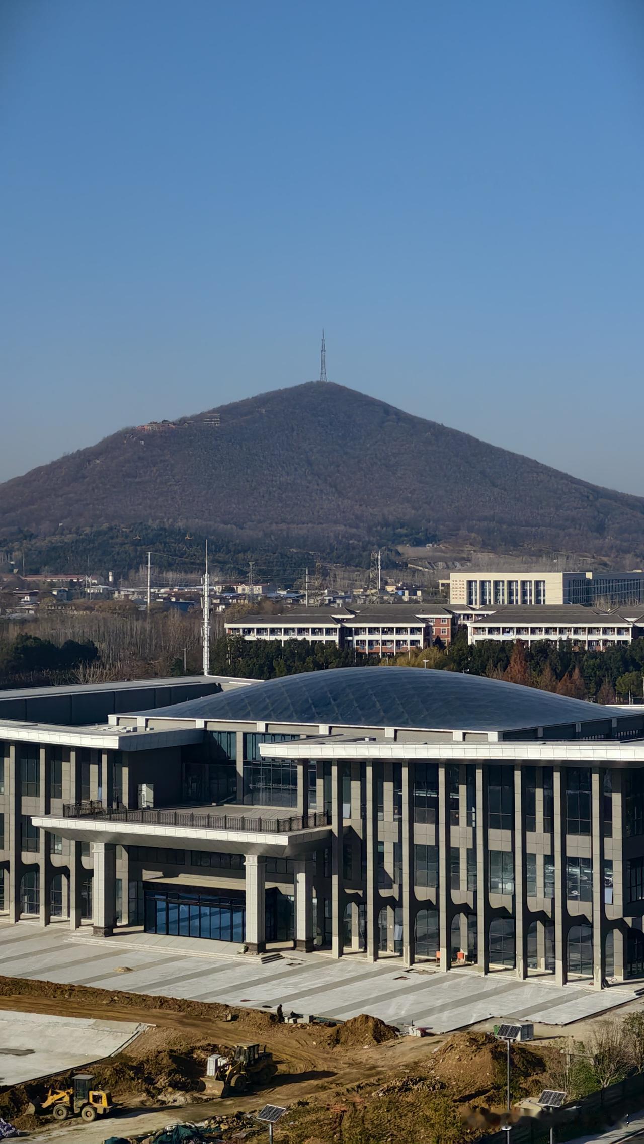 vivo手机这么厉害吗，远在七八公里外的山顶铁塔都拍的这么清楚，真不愧是拍照之王