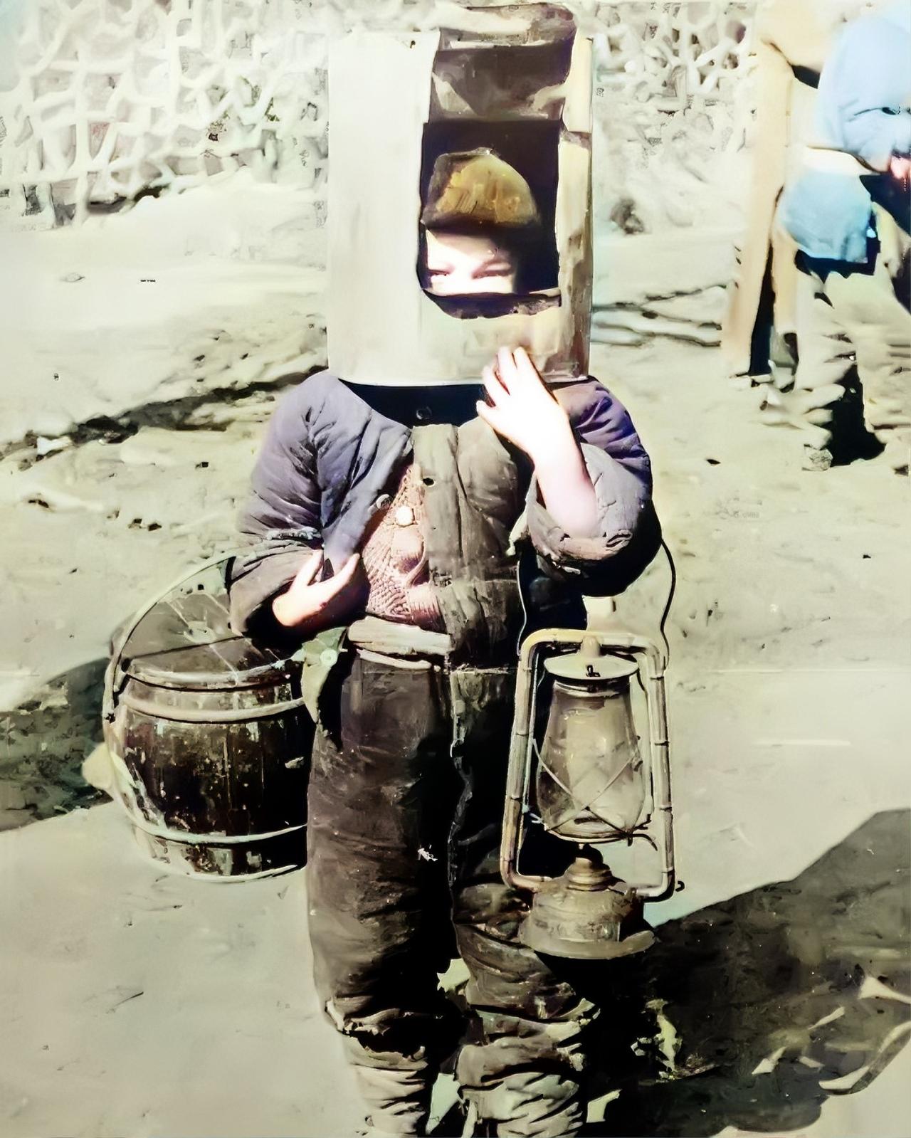 1938年1月，侵华日军在南京的屠杀仍在继续。日本摄影师在南京街头看到一个衣衫不