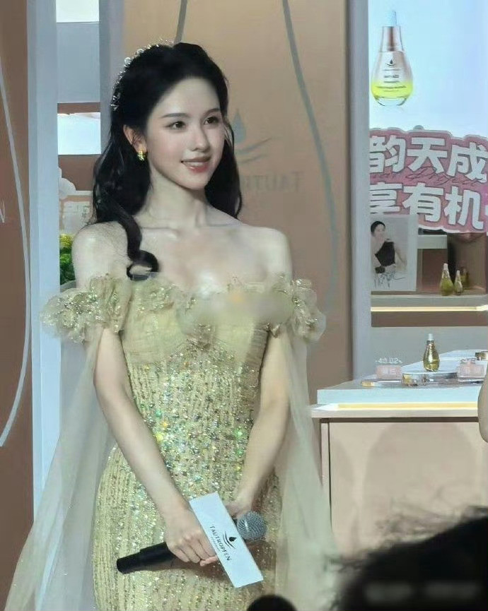 我丢！！！陈都灵现实中好恐怖啊……原相机没修还这么白白嫩嫩