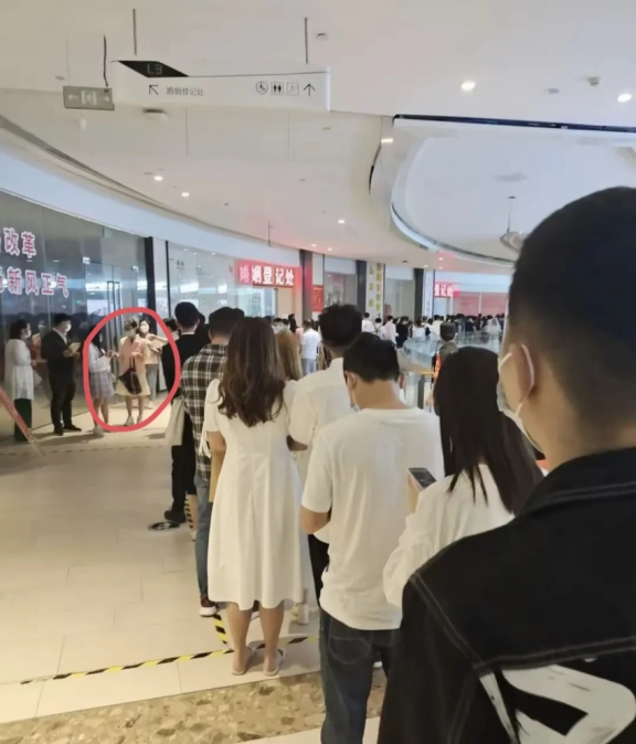 一觉醒来，全国各地的民政局都火了！不是因为有什么福利和补贴要发，而是因为
