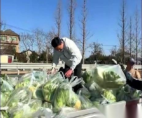 儿子没了。就那么突然，壮年的儿子，说没就没了。留下两个还不记事儿的孙子，和承