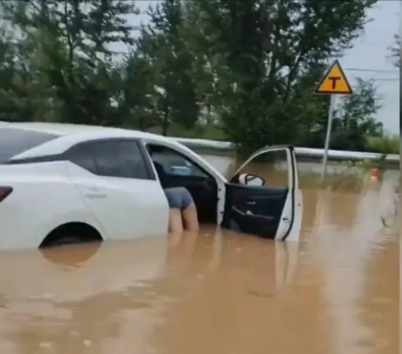 痛心！无助！东莞这场雨下得某些人心拔凉拔凉的买个车放着一年没摸过两次方向盘省