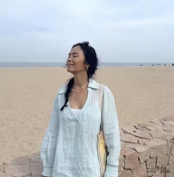 被62岁韦唯在阿那亚戏剧节的状态狠狠惊艳到了！浅蓝色条纹衬衫搭配白色直筒裤，没