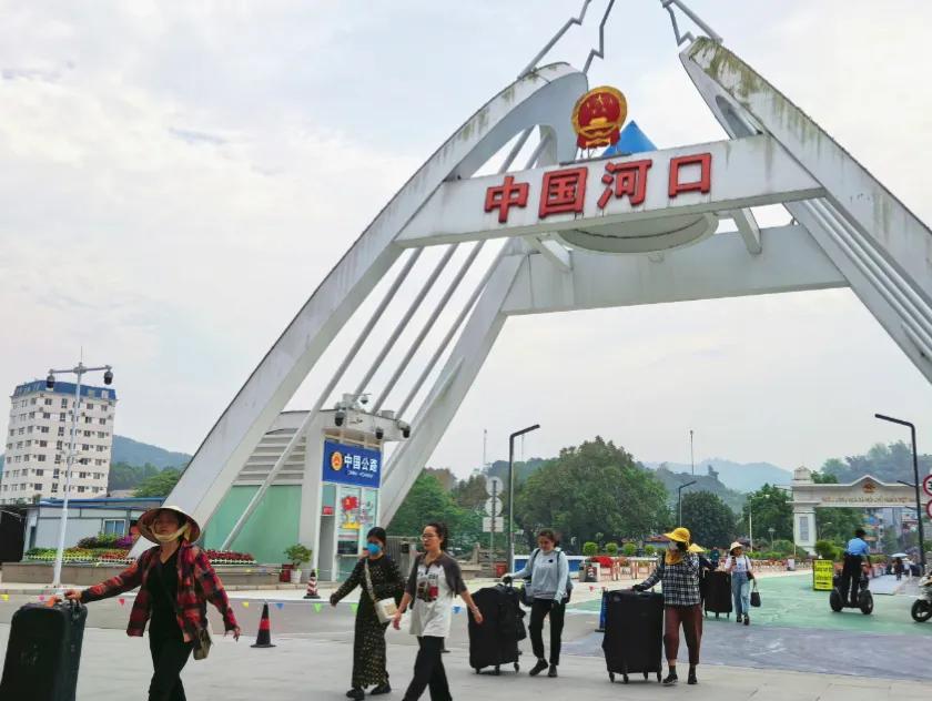 云南河口县之旅初到云南河口县，异域风情扑面而来。这里与越南仅一河之隔，站在河边