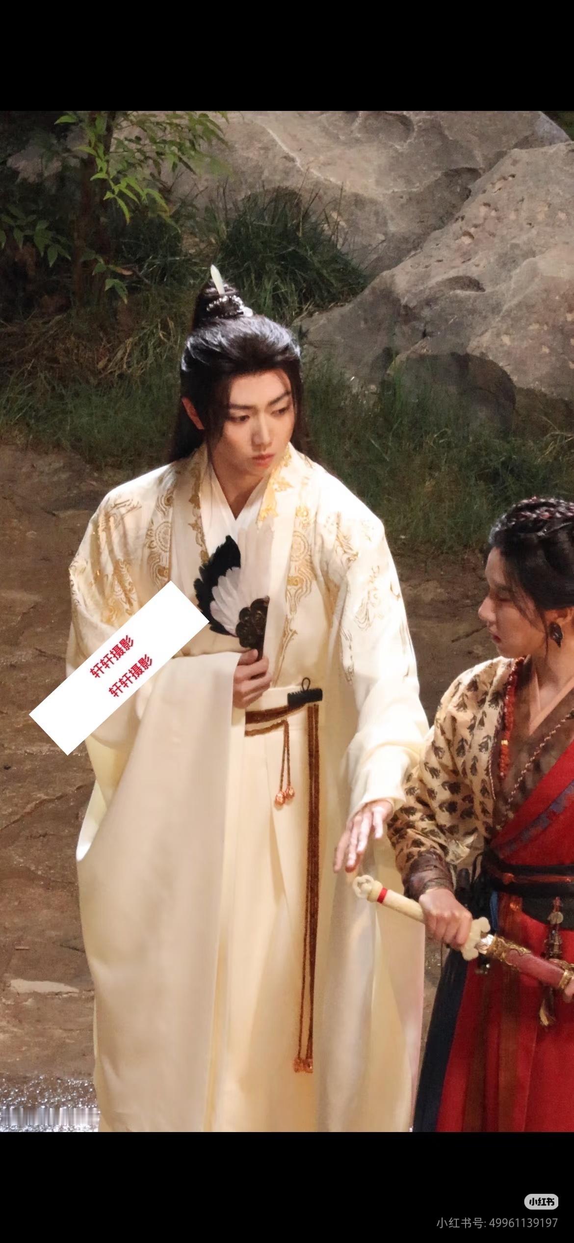 很难理解长成这样还能当明星演古偶，其他鼠系是眼睛难看，这位是脸型五官没一个不丑的