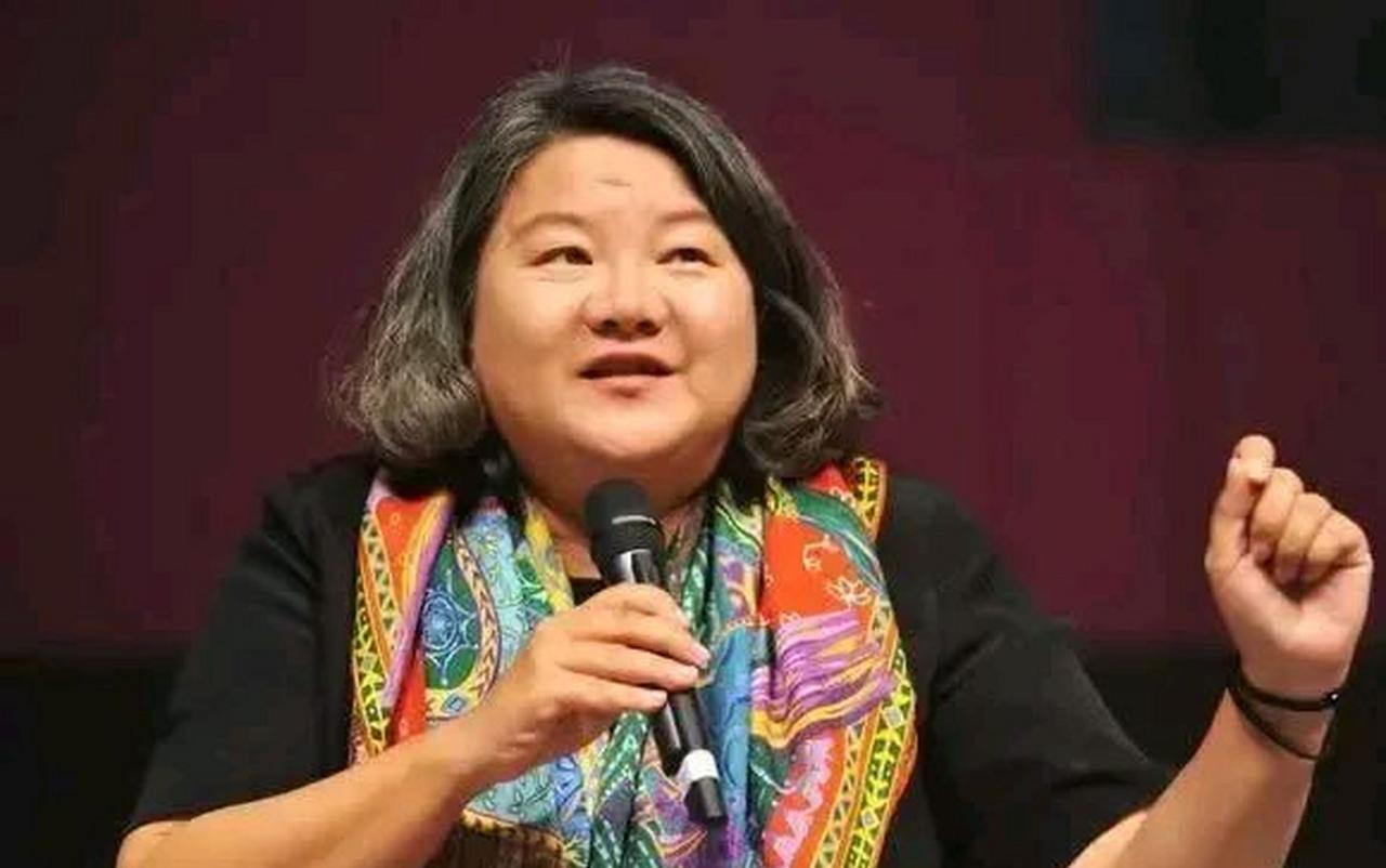 有些父母跑到国外生孩子，就为了让刚出生的婴儿拿到外国护照，护照到手，父母又把孩子
