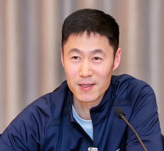 王励勤这次真急了。男单全军覆没，他本来板着脸没吭声，结果林诗栋赛后采访一开口，他