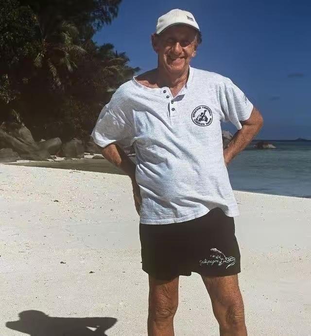 1962年，英国一男子相中一荒岛，发疯似的卖掉了房产来凑钱，他把小岛收拾好，一富