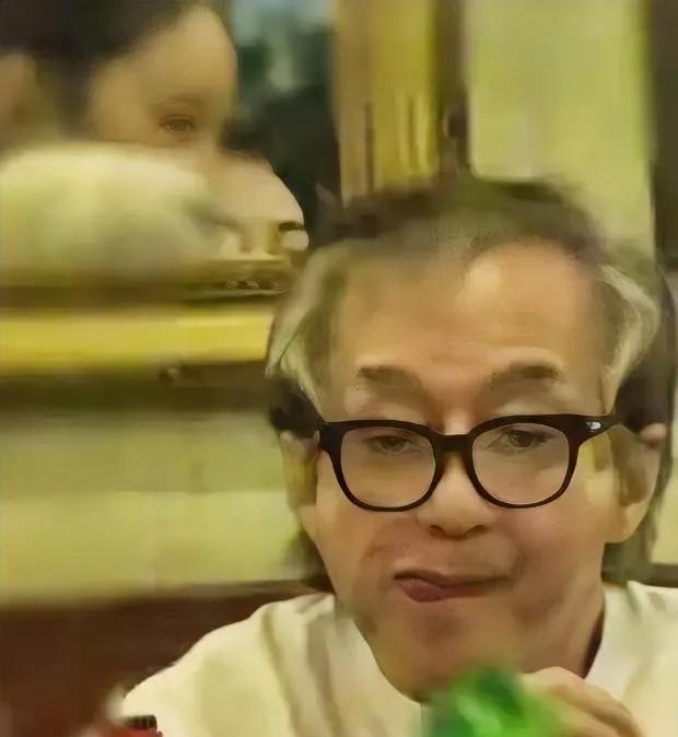 成龙这辈子注定要遗憾终生了他挣再多的钱再有巨星光环，71岁的他也难享天伦之乐