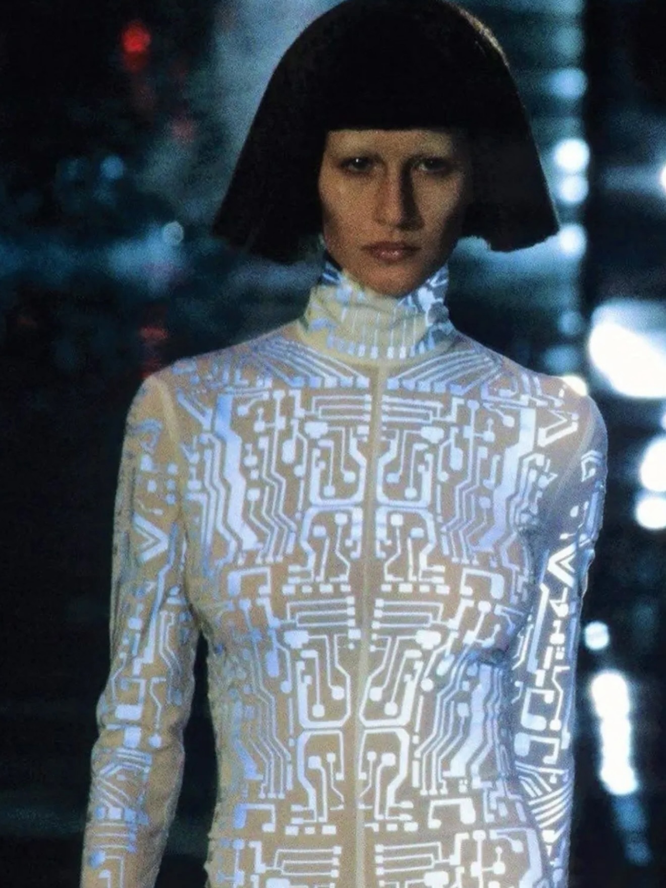 Givenchy1999秋冬系列的机器人时装，来自AlexanderMcQu