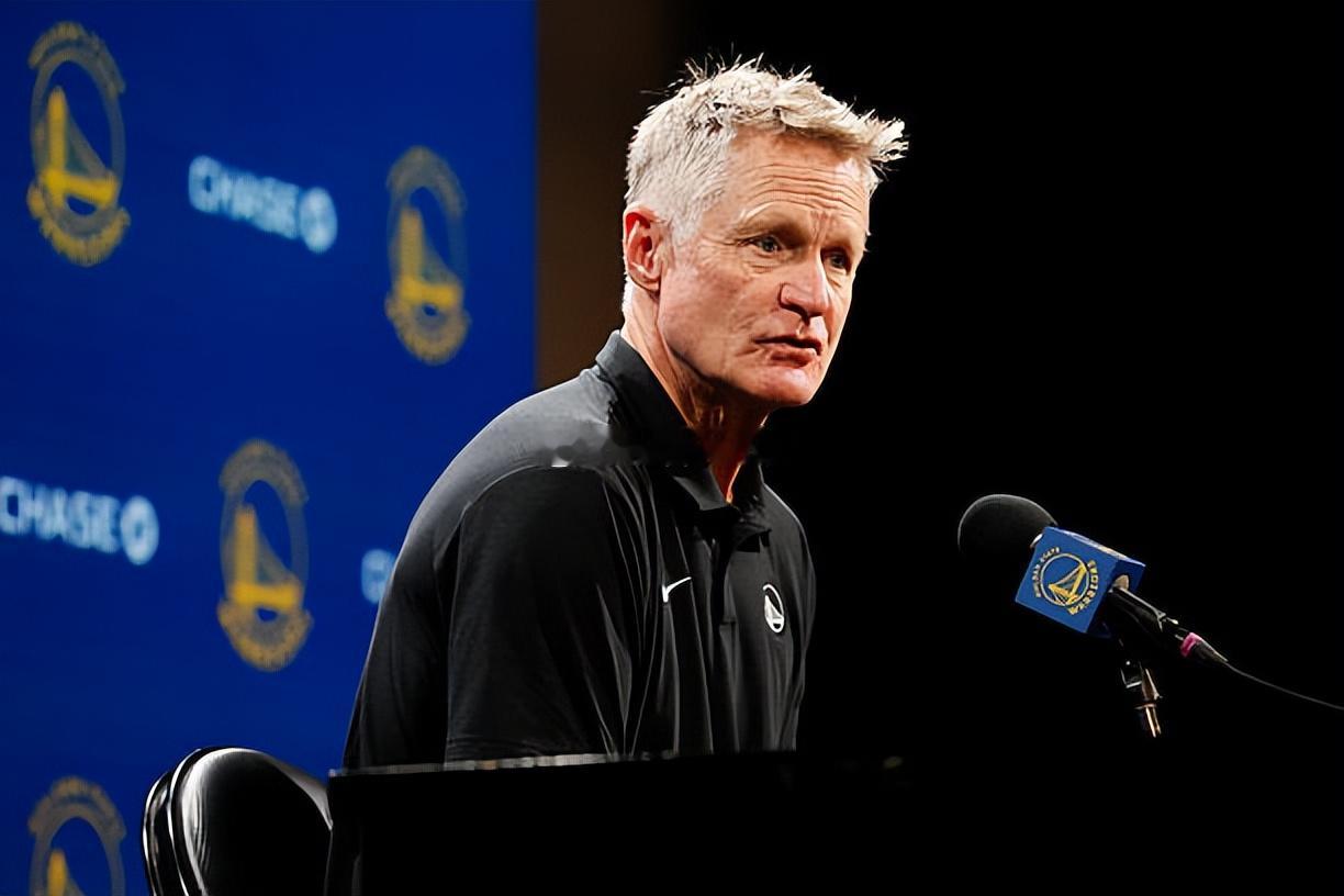金州勇士主教练史蒂夫-科尔（SteveKerr）在球队日常训练结束后接受了媒体