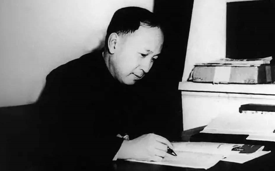 “主席，钱学森同志该定什么军衔？”“听说他在国外的时候是个上校……”据说毛主席道
