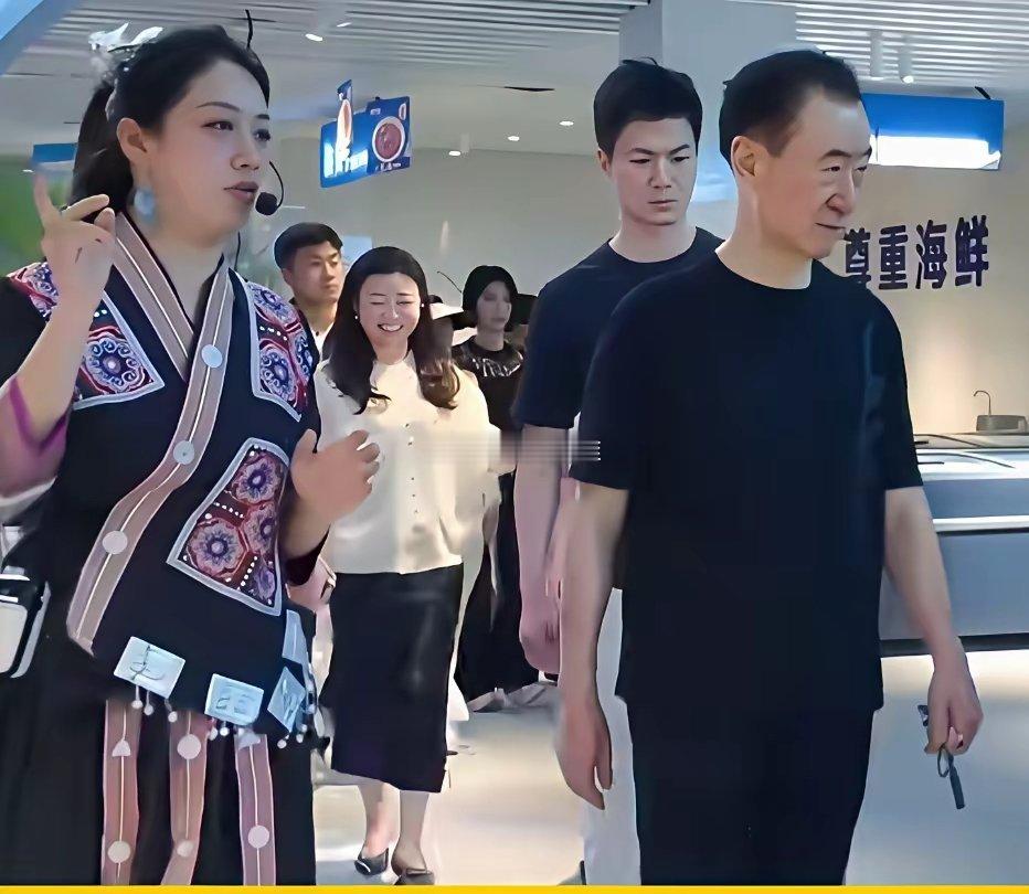 王健林考察贵州市场时的一幕一旁的美女讲解员非常的吸睛