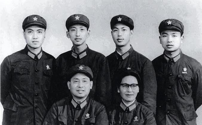 1944年，开国上将李天佑见女友家长，不料看到岳父，他才发现是熟人，不由得感叹说
