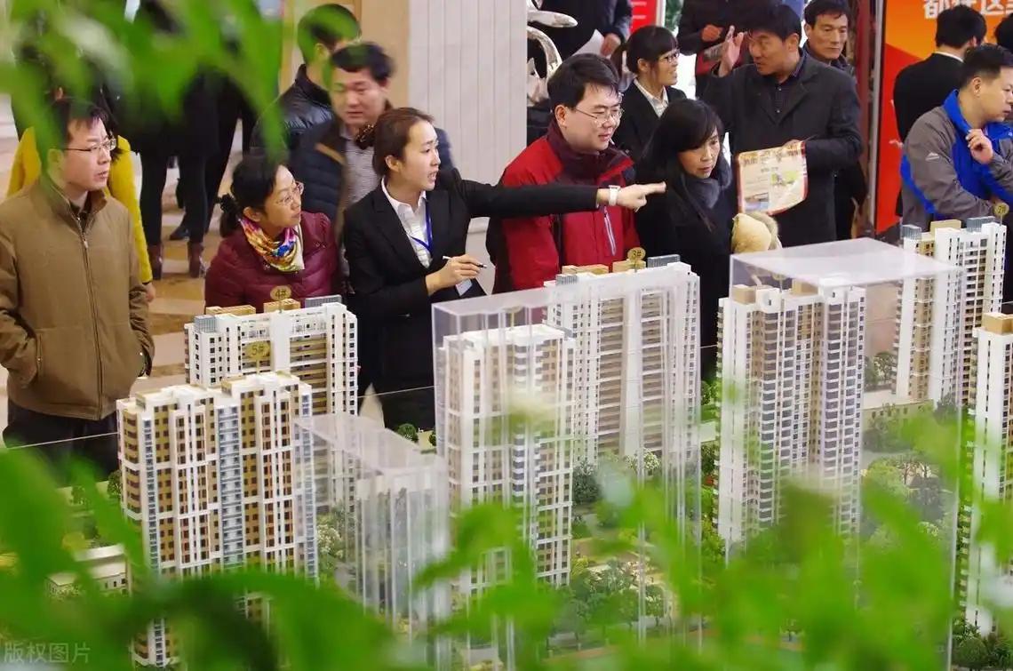上海，一女子花了150多万买了一套房，税费、过户费、中介费合计73.2万元，女子