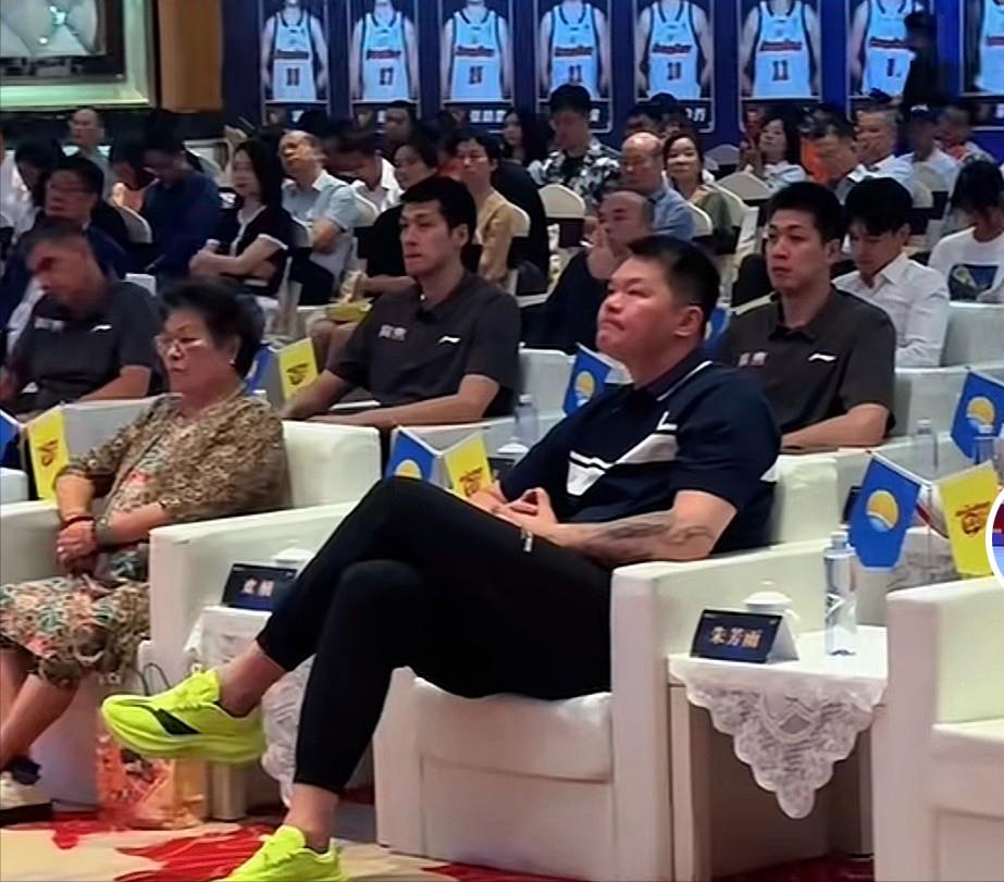 新赛季广东队球迷会大批倒向深圳队？都说中国篮协领导不专业，但广东队贵为11冠王也