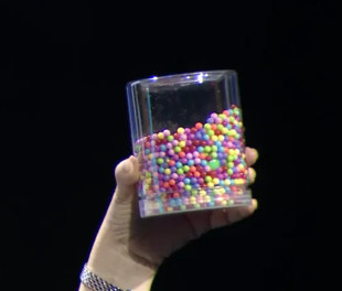 【神奇的巴西果效应到底是啥？】有一个罐子，里头有大小不同的颗粒。如果人为摇晃它，