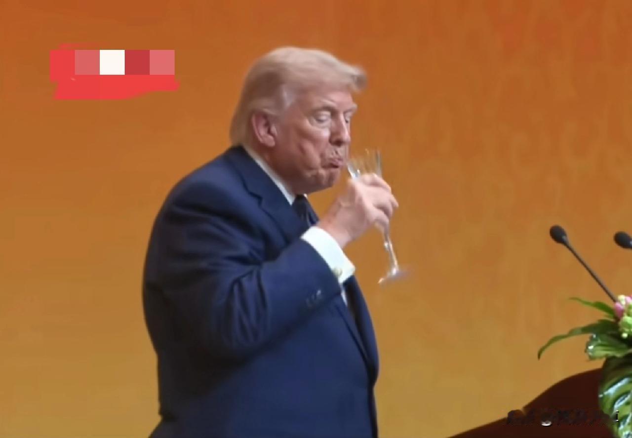 特朗普也是性情中人，以往他基本是不喝酒的，他在美国的时候，应该是爱喝可乐！但这次