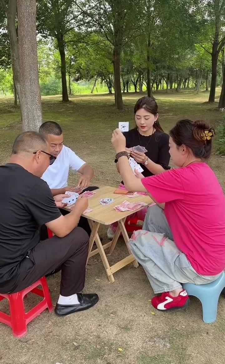 回来吃饭，马上就回来了。这人搞哪去了？今天发财了，这个人打牌打没有了。发了。