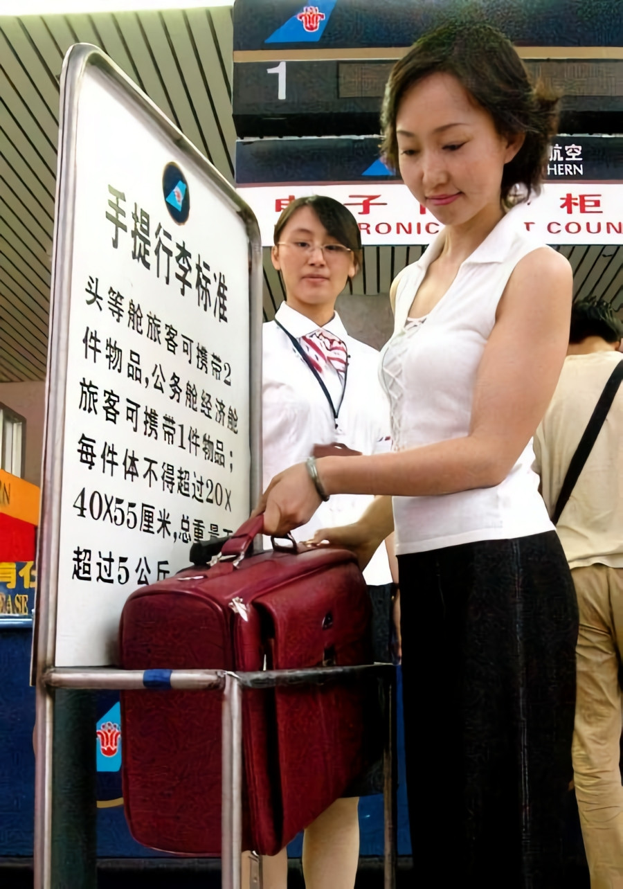 20寸行李箱登机被收费，这事今天上了人民日报。核心争议点：航司对随身行李收费到底