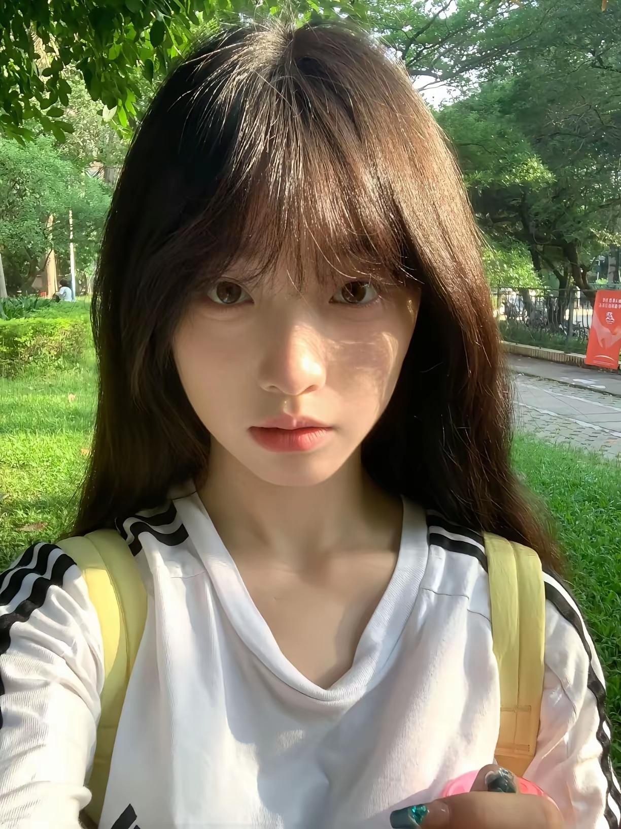 绿树阴中见，芳草路旁行。