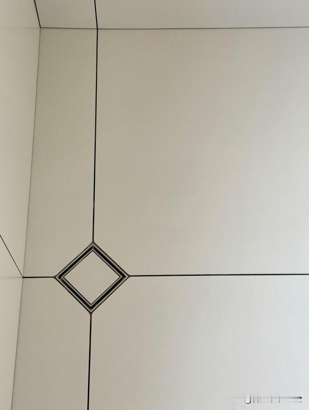 严重怀疑瓦工师傅是不是数学老师转行来的，那不然为啥贴砖能让师傅做的这么有空间感