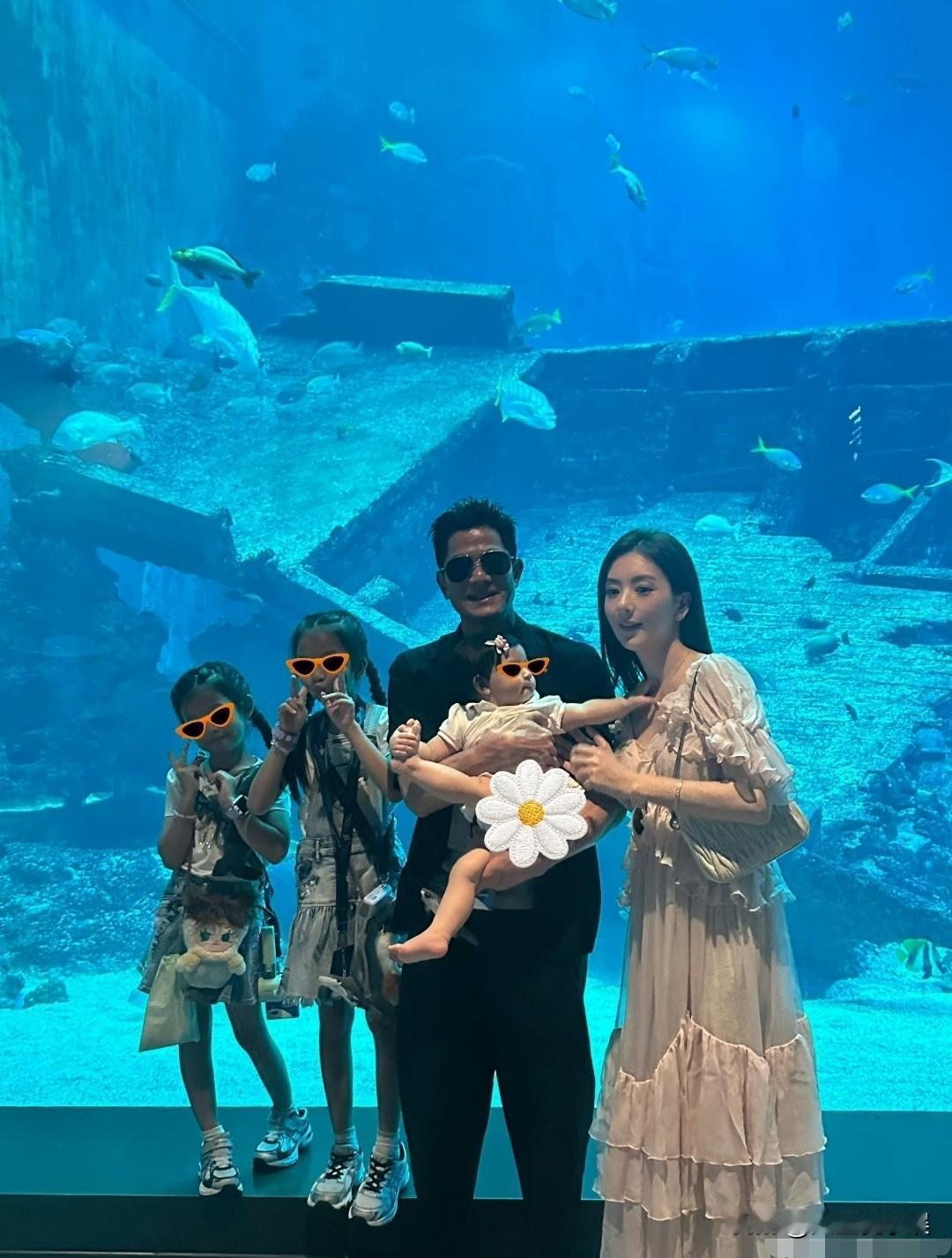 郭富城一家五口开启在新加坡的旅游。这次旅游，对他们一家来说，是一件很有意义的事