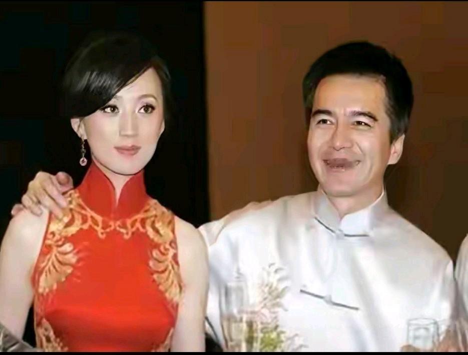 许亚军当年迎娶第一个妻子黄建萍，两个人都是一个艺术院的工作中相识相恋，然后结婚。