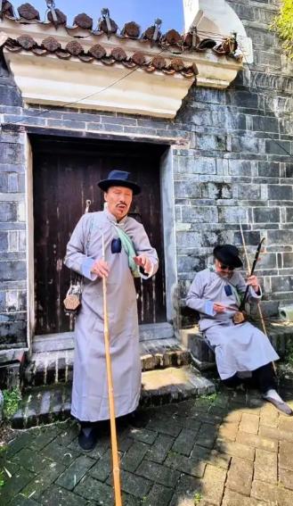 你相信吗，一个吃喝嫖赌抽大烟的流浪道士，又是个瞎子，他能创作出与世界级大师相媲美