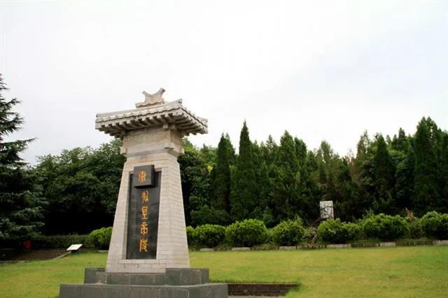 陕西骊山脚下，那座封土堆在卫星图像上轮廓清晰，高出地面数十米，范围极大。地宫就在