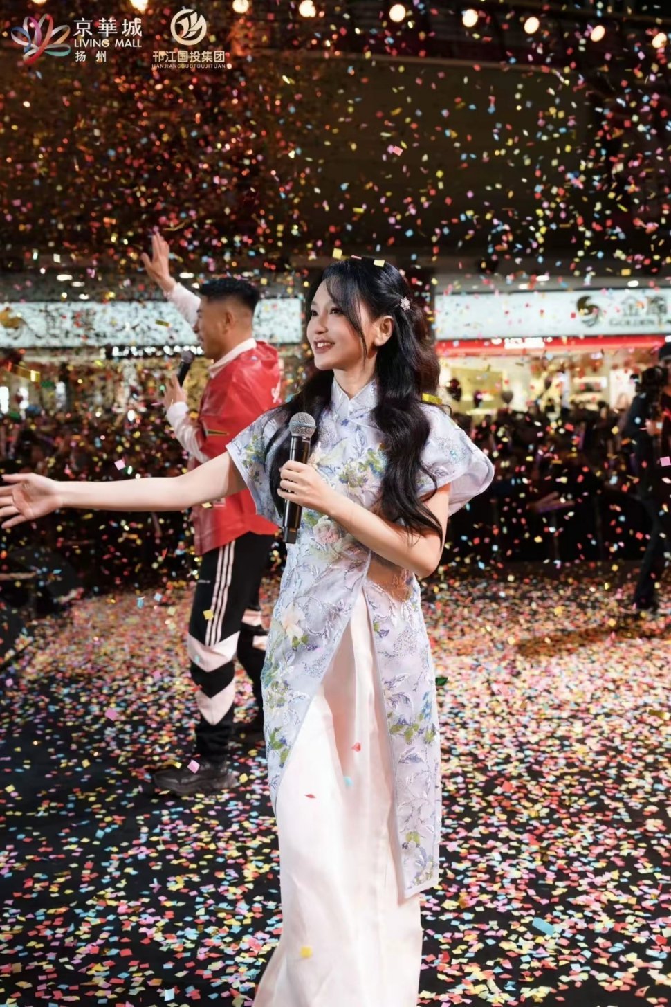 笑死，金莎跨年商演，孙丞潇这个家里人却只能在人群里远远观望……