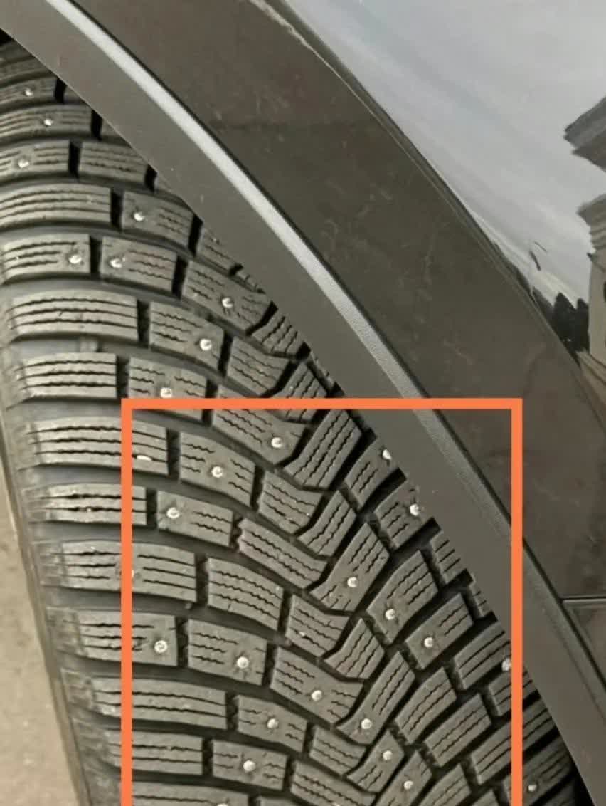 表弟买车了，我一看他的轮胎全扎满了钉子，我好心提醒他注意路面，他却说我没见识！