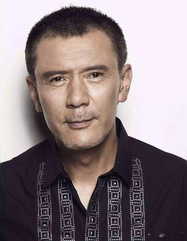 1957年，他出生于上海，早年是上海活塞厂工人，报考上戏落榜了，可他没放弃表演梦