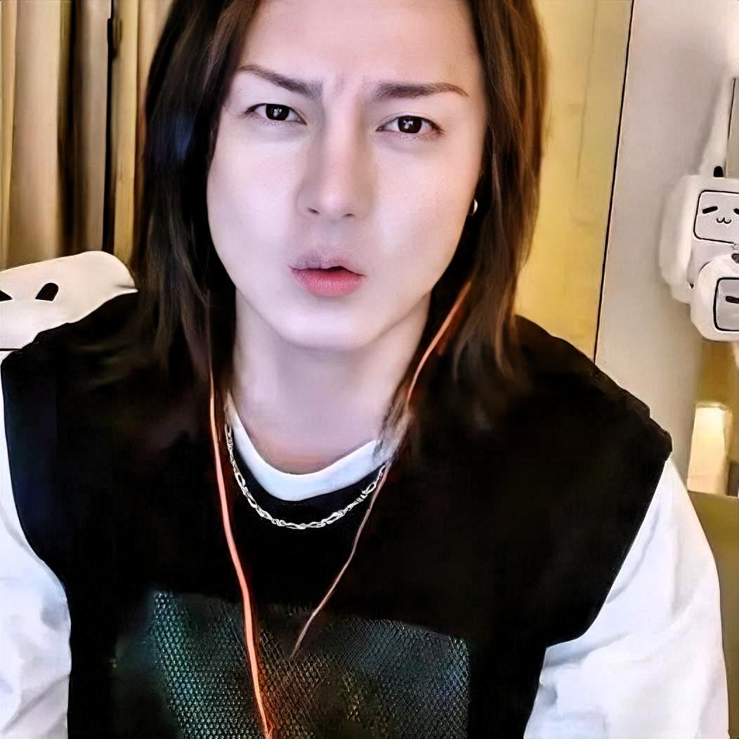 弹幕刷“丑死了”“太尬了”。尹正看了一眼：“你js了，我丑你还来看！”弹幕愣