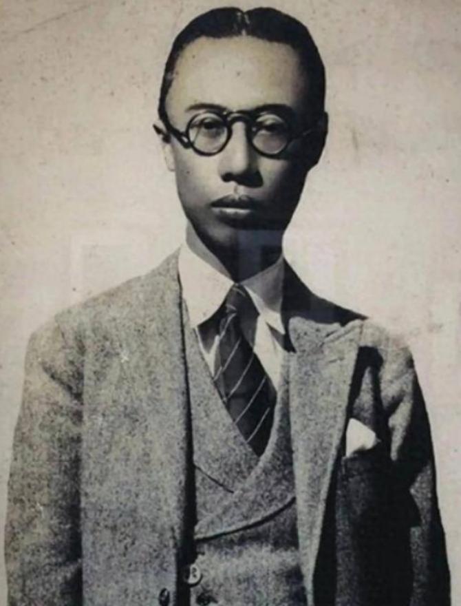 晚上，12岁的溥仪，和十几个宫女摁上玩游戏。他很兴奋，但玩了很久，还是累了，可宫