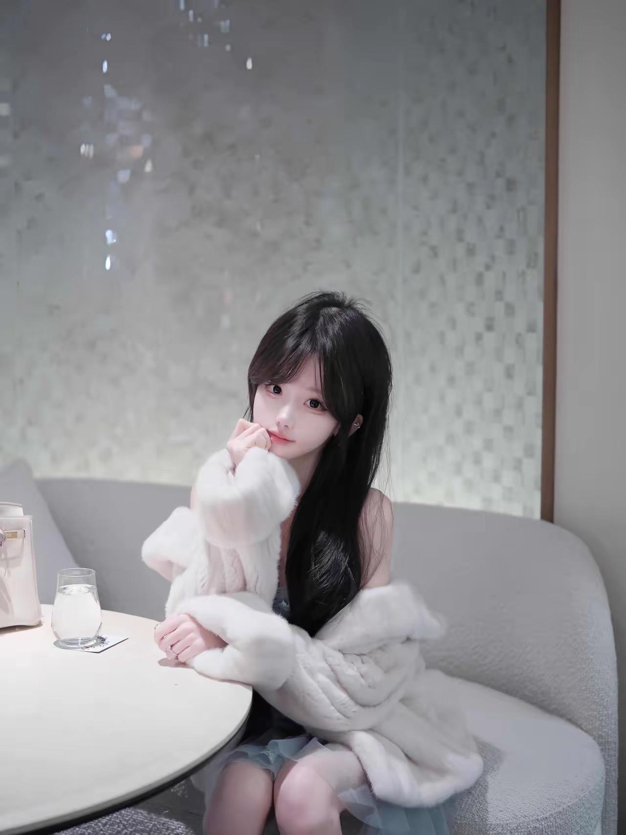 冬日暖阳下，温柔少女与毛绒外套的温馨时光🌞🧸人来世间走一趟的意义是什么?饺