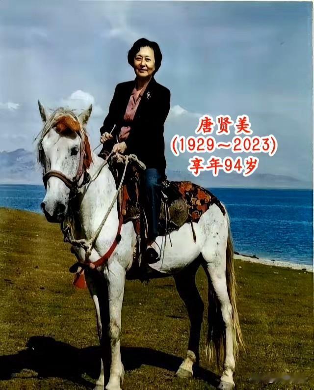 🍁这张照片拍摄于2000年的新疆赛里木湖畔，画面中这位英姿飒爽、骑在白马上的女