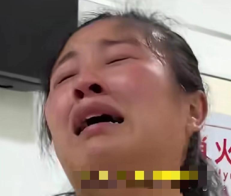 河南郑州一女子的大儿子刚过6岁生日，却不幸因车祸离世，女子整日以泪洗面。一年后迎