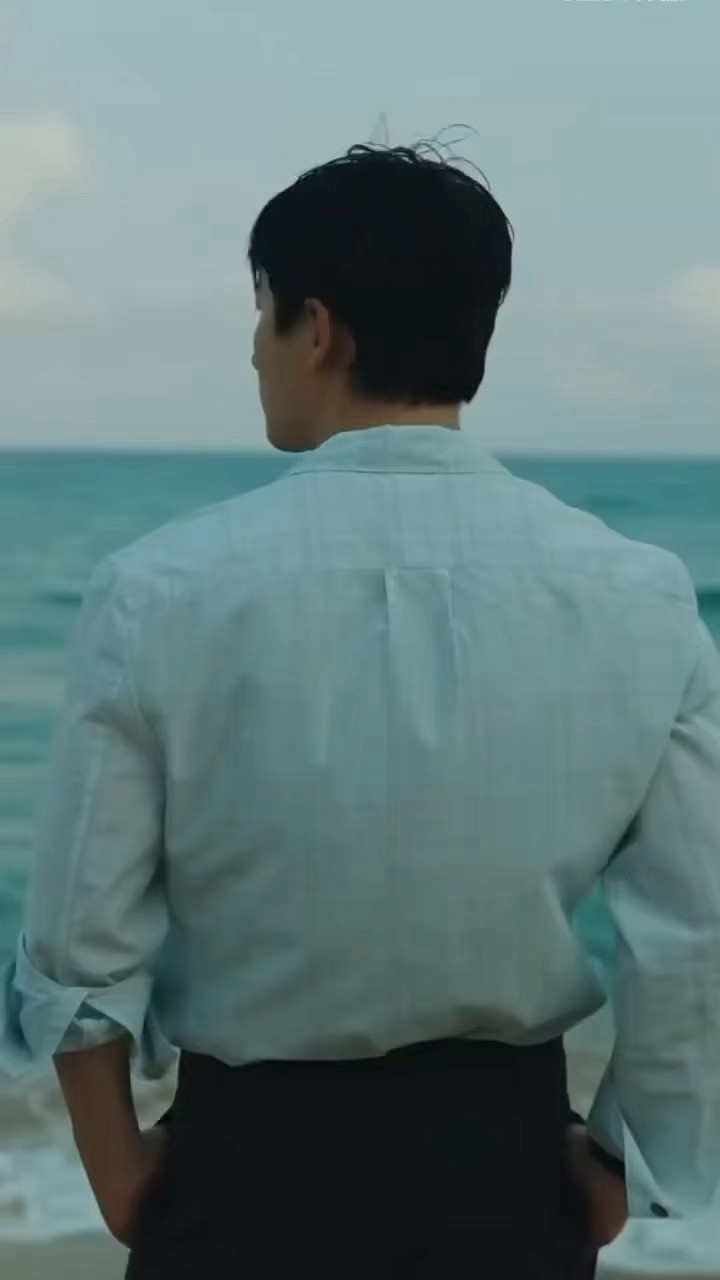 黄轩深V开到肚脐谁懂黄轩这个反差感😂深V一路开到肚脐，本以为是性感禁欲大帅哥