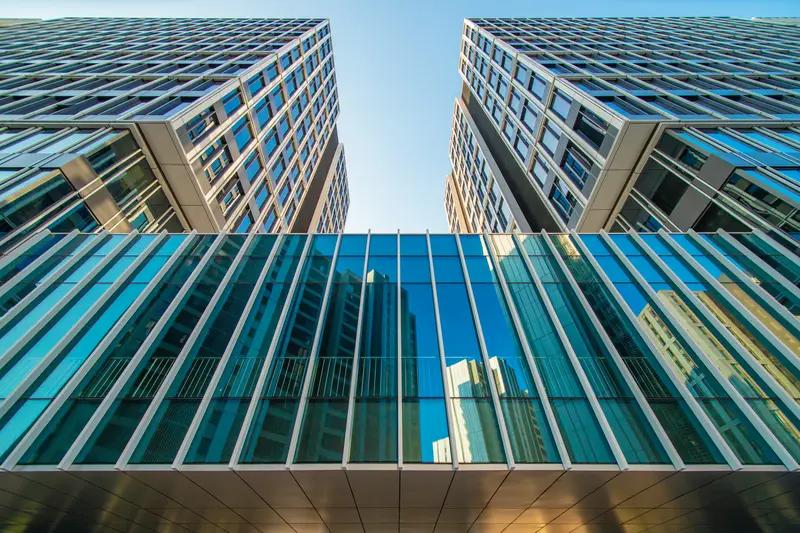 上海新江湾城的融信世纪江湾最近火了，二手平台上5套93平米的房子，价格都挂146