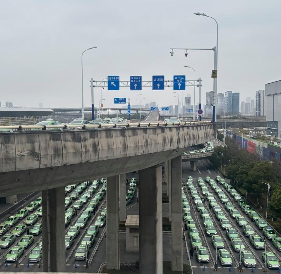 整齐划一！安徽合肥南站出租车通道太震撼了！合肥南站出租车等候放行通道，是安徽