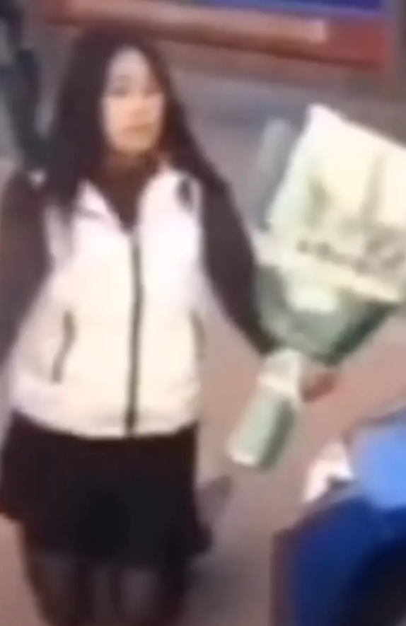 失恋了吧！狗眼看人低，女友跪在男友车前求复合，男友连搭理都不搭理她。事因，女友和