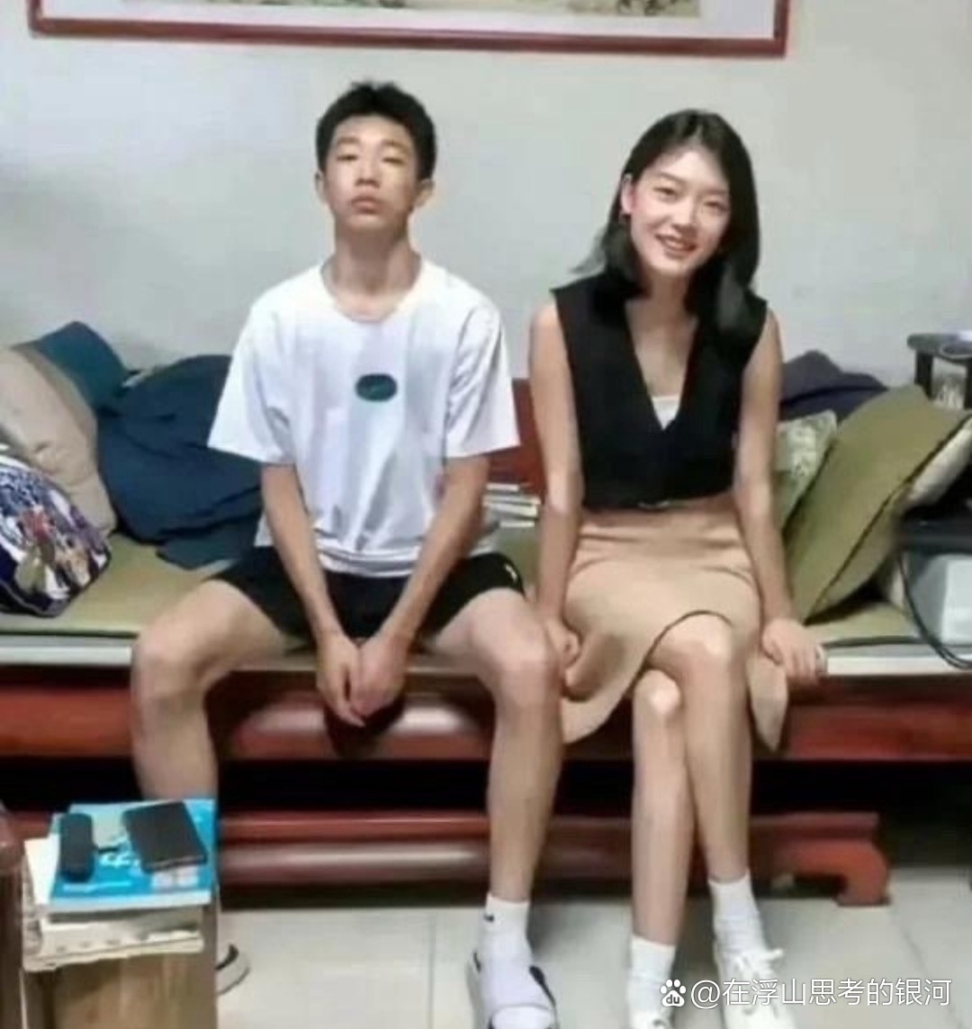 从照片的对比来说，姐姐确实是有点长残了