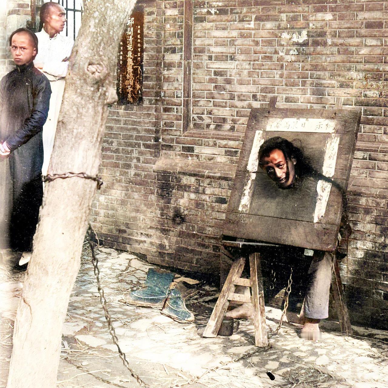 这张照片拍摄于清末时期的南昌街头。一名囚犯被安置在长条凳上示众。乍一看似乎很