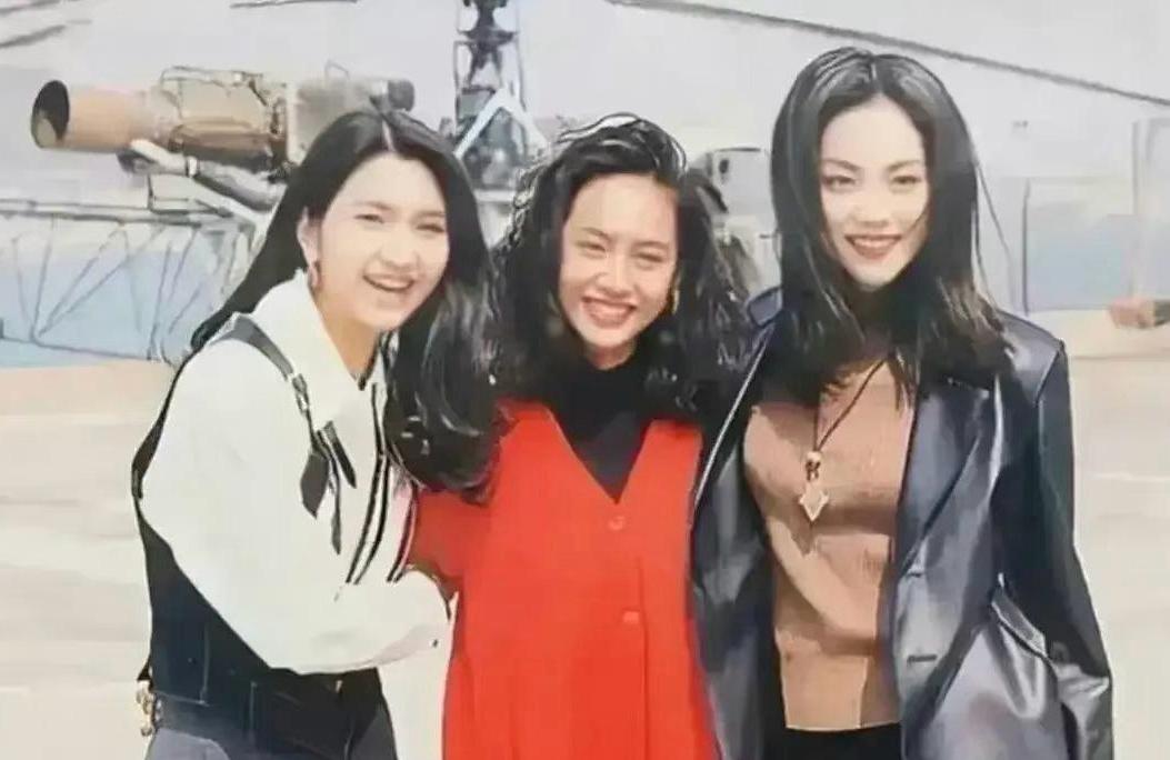 这张充满回忆的旧照出自1993年TVB经典剧集《原振侠》的片场，中间那位笑得眉眼