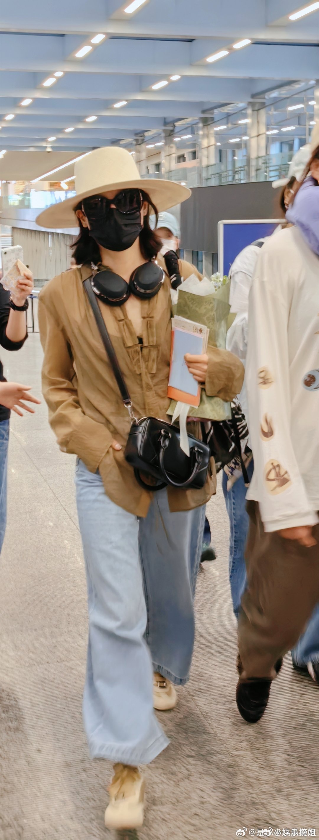 辛芷蕾气场两米八辛芷蕾回国机场穿搭，气场两米[墨镜]松弛感拉满了[爱心]恭迎
