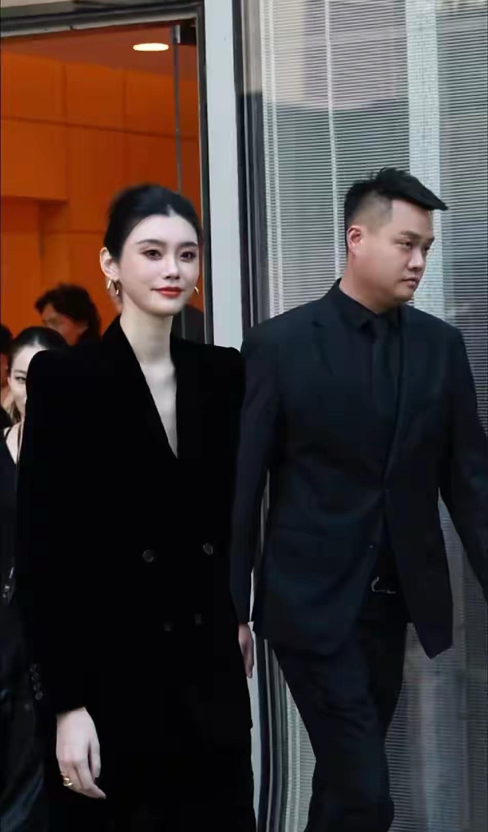 奚梦瑶明明嘴角带着笑容，眼神却非常凌厉！看着一点也不好相处，有一种拒人于千里之外