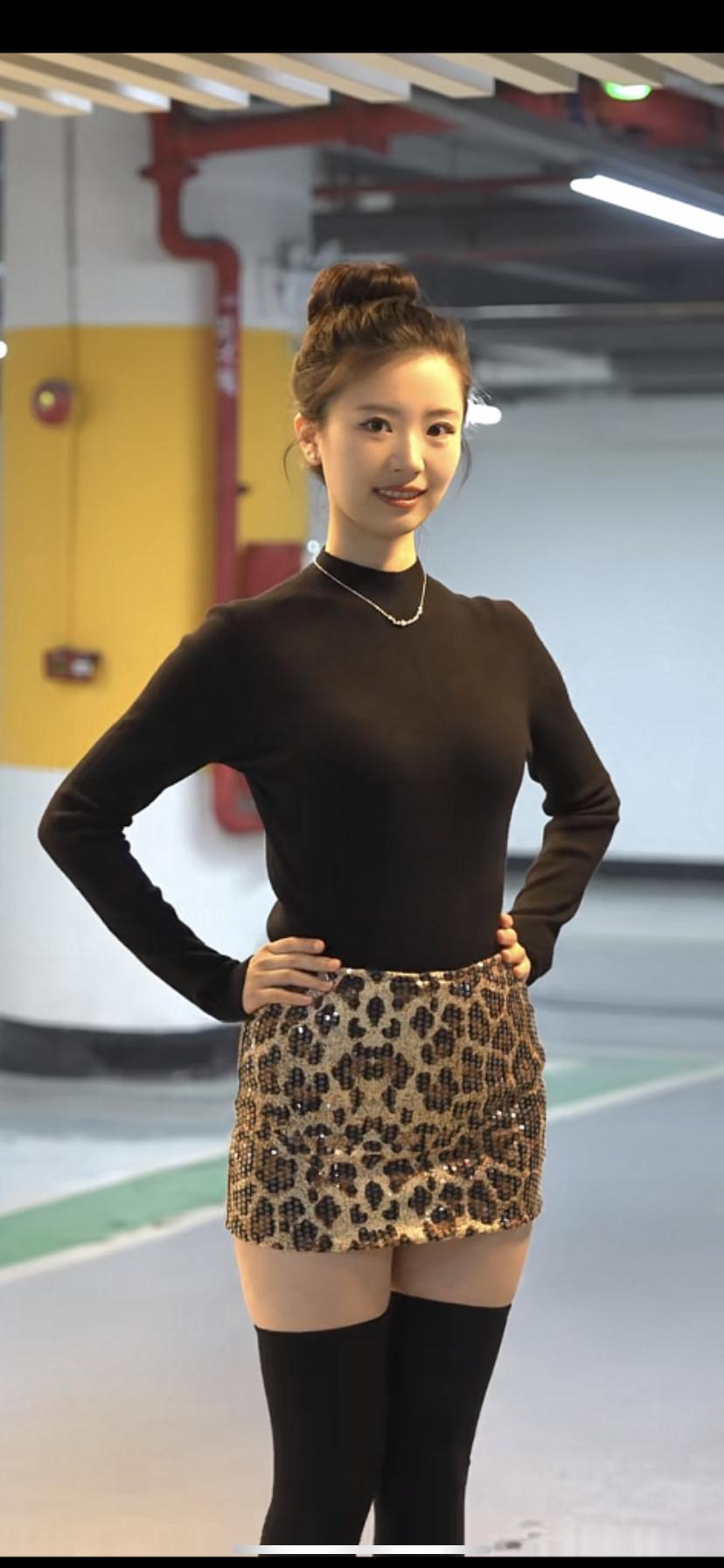 都市女郎穿搭指南：豹纹短裙+黑色高领衫，时尚又性感！