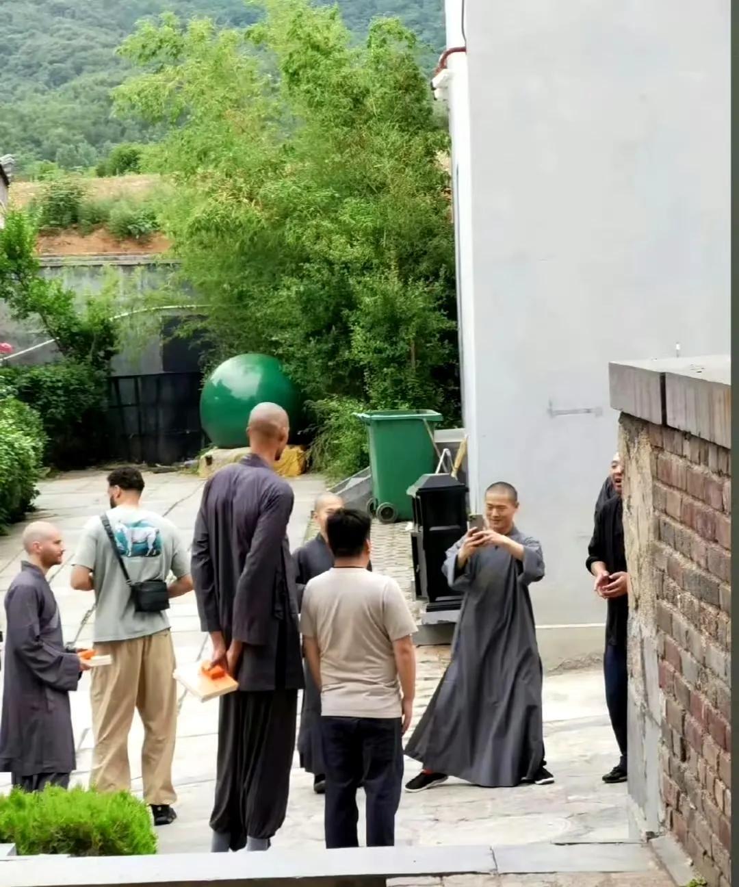 文班亚马的最新图片，在少林寺相处愉快，和保镖还进行散步。他和保镖都把头发剃了，
