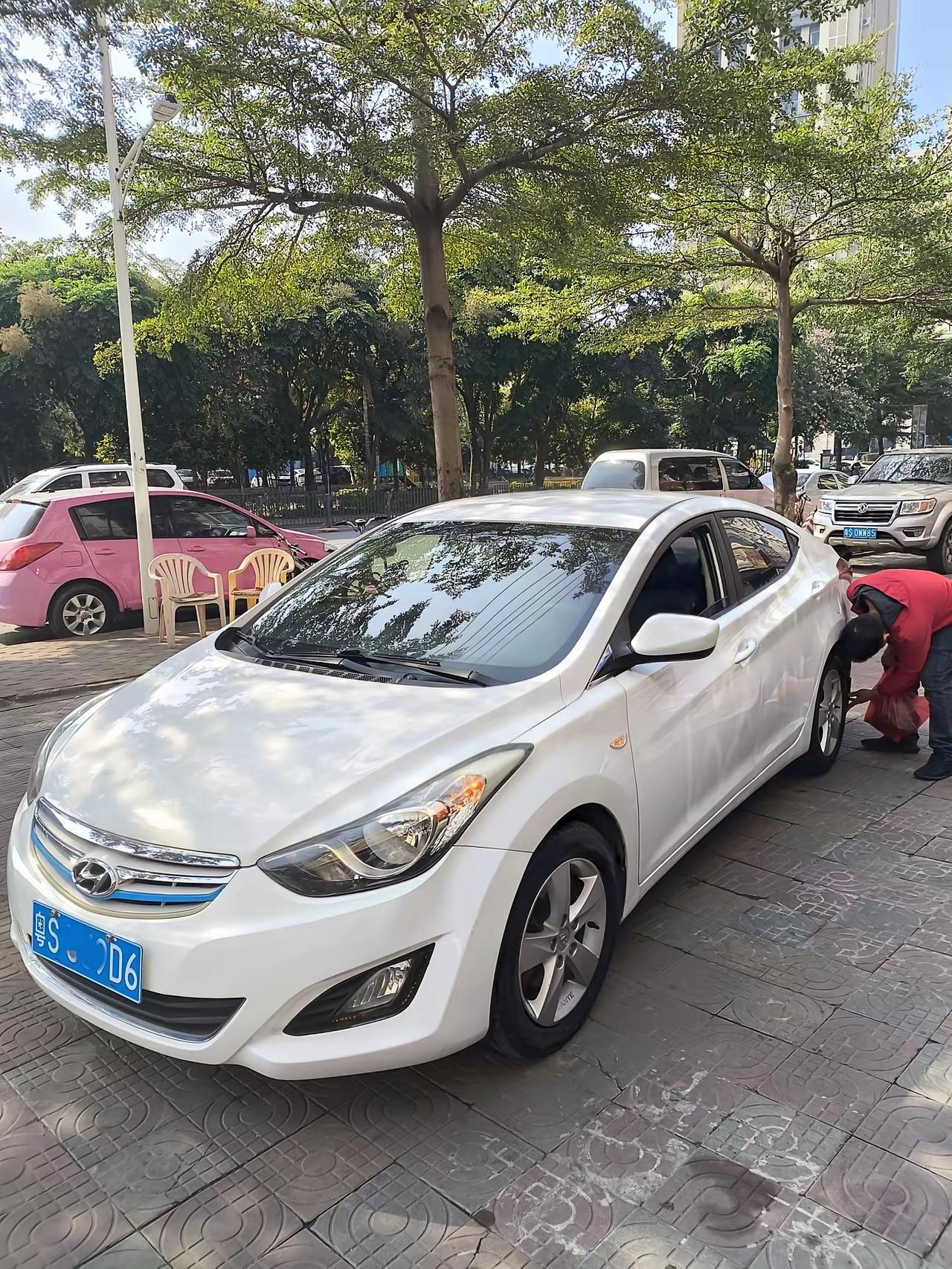 告诉你买车的时候如何花小钱办大事儿。我一朋友，最近买了台车。2014年的现代